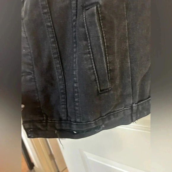 Black Distressed Jean Jacket l S - Picture 3 of 5